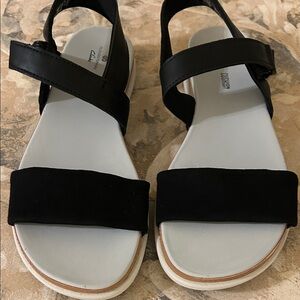 Clark’s Cloudsteppers Cushion soft black sandals Size 7.  EUC (worn once)